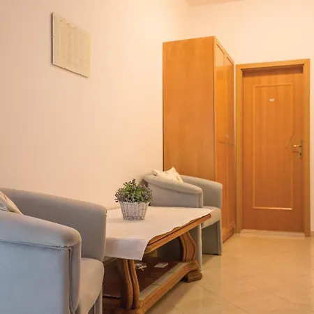 1 Bedroom Stunning In Apartment Makarska