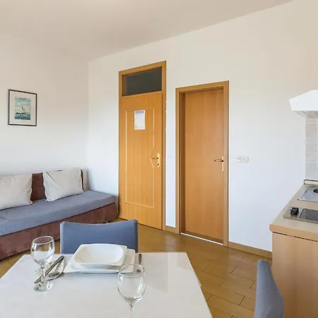 Apartment 1 Bedroom Stunning In Makarska